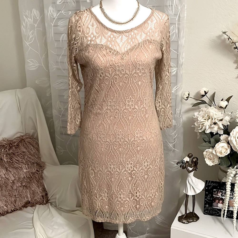 Beautiful dress - Picture 1 of 3